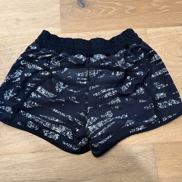 Lululemon Track that shorts - Picture 2 of 3